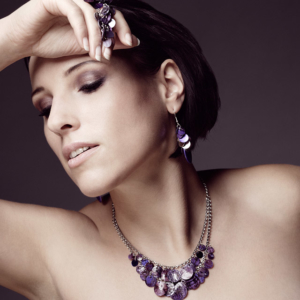 beauty shooting mit violettem schmuck